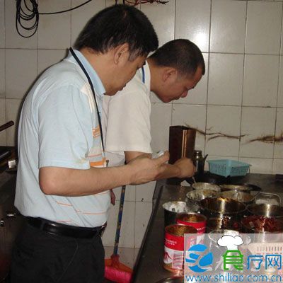 规范管理，守护年味——春节庙会餐饮摊位首次持证上岗